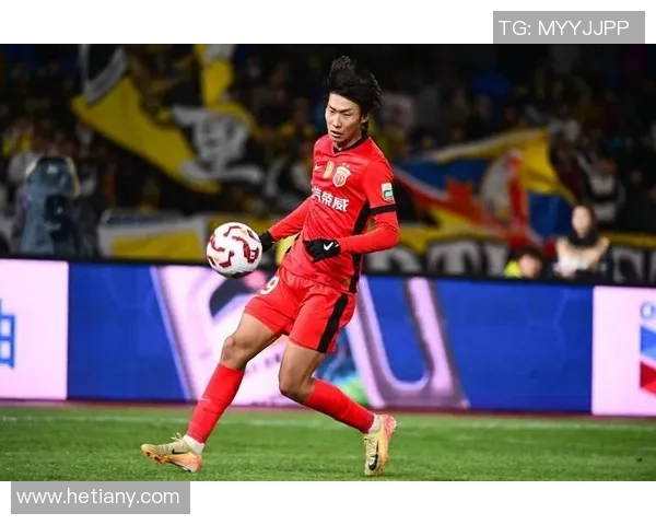 新晋足球明星崭露头角 持续闪耀赛场挑战传统豪门球员地位